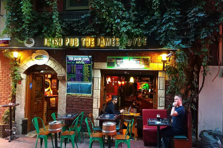 James Joyce-themed pub tour in Dublin