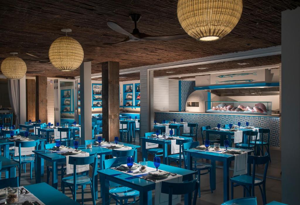 Elegant beachfront dining setup at Bungalows Key Largo with ocean views at sunset