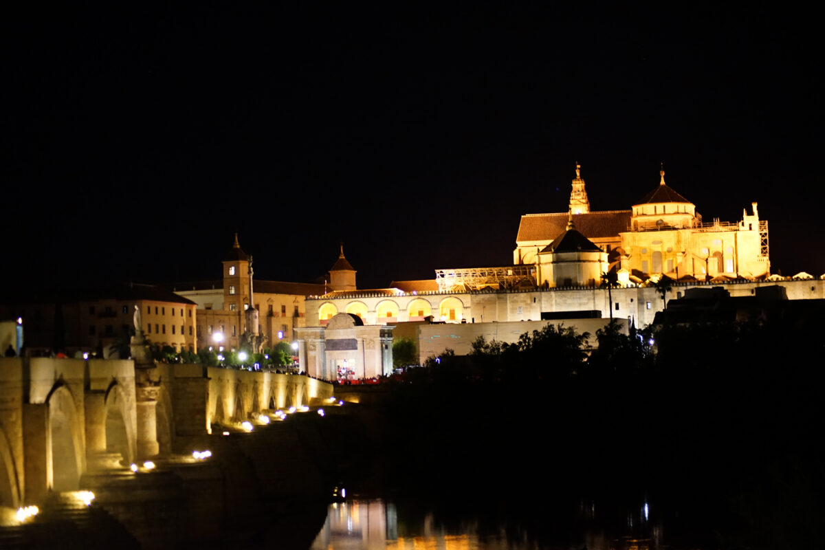 The roman bridge and the mezquina on a magina night in cordoba