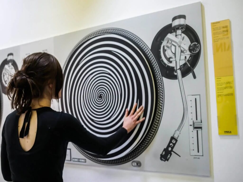 Interior view of the Museum of Illusions in Madrid, showcasing interactive exhibits and optical illusions